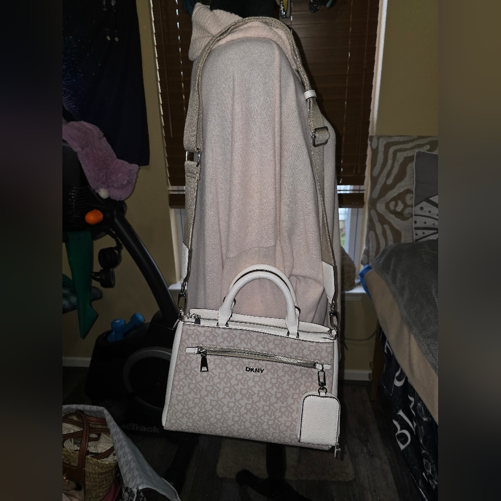 DKNY Medium Signature Paige Satchel (F35)